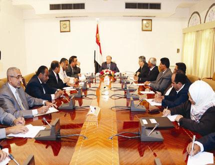 رئيس الجمهورية لدى استقباله رئيسي وأعضاء لجنتي معالجة قضايا الأراضي والمبعدين أمس